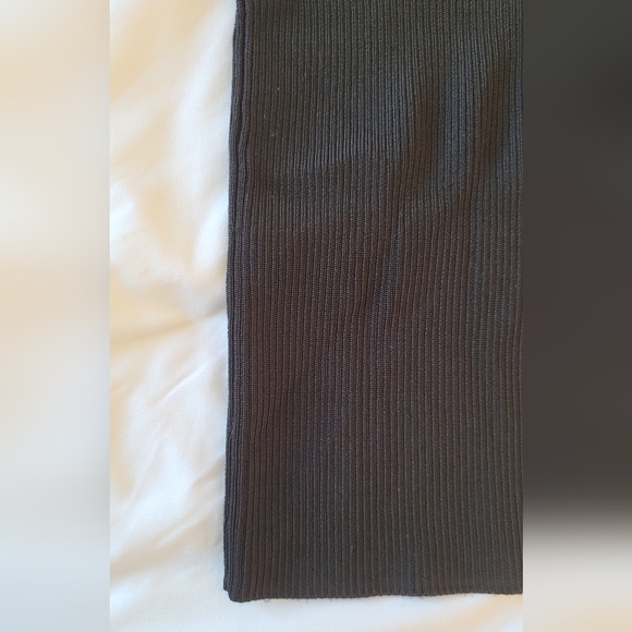 Black sleeveless turtleneck large top - Picture 6 of 6